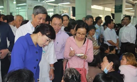 Bộ trưởng Bộ Y tế: Không để bệnh nhân chờ khám cả buổi