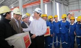 Thủ tướng Nguyễn Tấn Dũng thăm và trao quà Tết cho các công nhân làm việc tại nhà máy alumin Tân Rai. Ảnh: Thục Quyên.