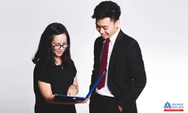 Sinh viên Đại học Hoa Sen thảo luận đề án môn học với doanh nghiệp.