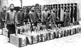 Lính Việt trong xưởng chế tạo vũ khí ở Pháp.