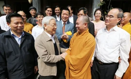 Tổng Bí thư Nguyễn Phú Trọng đến thăm di tích lịch sử văn hóa Quốc gia đặc biệt chùa Phật Tích. Ảnh: TTXVN. 