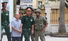 Bị cáo Ðinh Ngọc Hệ được dẫn giải tới tòa. Ảnh: CTV.