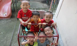 Các em vui vẻ nô đùa sau giờ học.