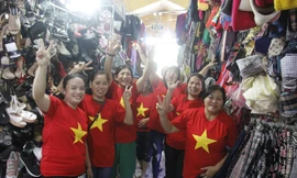 Tiểu thương chợ Đống Đa háo hức cổ vũ đội tuyển U23 Việt Nam trước trận gặp U23 Qatar. Ảnh: Thanh Trần.