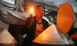 Chợ đêm nón lá Cát Tân họp dưới ánh sáng của những ngọn đèn dầu.