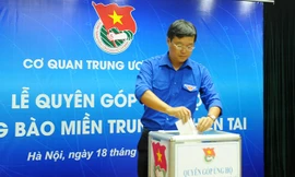 Bí thư thứ nhất T.Ư Đoàn Lê Quốc Phong ủng hộ tại lễ phát động. Ảnh: Xuân Tùng.