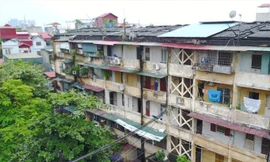 Khu tập thể A7 Tân Mai xuống cấp nghiêm trọng. Ảnh: Mạnh Thắng.