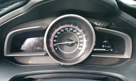 Đèn báo lỗi động cơ trên 1 chiếc Mazda 3 2015.