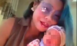 Làm gì với 'hot girl Bella'?