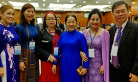 Các đại biểu kiều bào với Phó Bí thư Thành ủy TP Hồ Chí Minh Võ Thị Dung chụp ảnh lưu niệm. Ảnh: TTXVN.