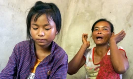 Chị Cao Thị Thân Ngọc kể lại việc thảng thốt, ù cả tai khi nghe tin có người đưa Bé Dân (ngồi trước) vào TPHCM.