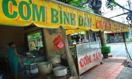 Nhiều ý kiến đề xuất kể cả quán cơm bình dân nếu bán rượu cũng phải có giấy phép. Ảnh: Hồng Vĩnh.