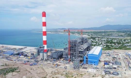 Dư luận đang quan tâm việc Cty TNHH Điện lực Vĩnh Tân 1 được cấp phép nhận chìm 1 triệu m3 bùn, cát xuống biển. Ảnh: PV.