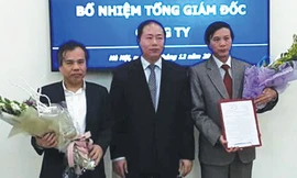 Lễ chuyển giao nhiệm vụ giữa ông Trần Thế Hùng và ông Nguyễn Viết Hiệp (ngoài cùng bên phải) tại Cty Vận tải đường sắt Hà Nội. Ảnh: Bảo An.