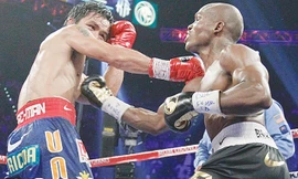 Pacquiao và Bradley trong lần so găng đầu tiên năm 2012. Ảnh: AP.