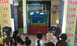 Sân khấu rối truyền tải kiến thức, thông điệp về căn bệnh trầm cảm thu hút đông đảo bệnh nhân và người dân. Ảnh: Thanh Trần.