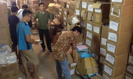 Cơ quan chức năng kiểm tra, niêm phong lô sách lậu của công ty Văn Hiến.