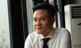 Ca sĩ Hoàng Tùng khẳng định chất giọng trữ tình trong dòng nhạc xưa. Ảnh: Nguyễn Mạnh Hà.