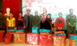 Ngày 13/1, Tết An Bình đã đến với 300 hộ nghèo huyện Con Cuông với sự góp mặt của Hoa hậu Kỳ Duyên. Ảnh: KH.