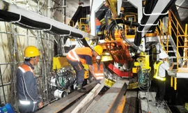 Khẩn trương làm việc dưới lòng đất tuyến metro số 1.