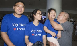 Ông ngoại mừng khôn xiết khi được gặp cháu ngoại cùng con gái và con rể sau nhiều năm xa cách.