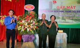 Hội cựu TNXP Hà Tĩnh đón nhận lẵng hoa chúc mừng của T.Ư Đoàn.