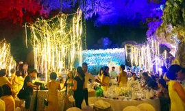 Các hang động trong vùng lõi di sản vịnh Hạ Long bị trưng dụng làm phòng tiệc hơn 10 năm nay.