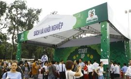 Một gian hàng Start up, sách và khởi nghiệp tại lễ hội sách lần thứ 4 ở Hoàng Thành Thăng Long. Ảnh: Như Ý.