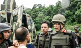 Ðại tá Trần Anh Tuấn (ngoài cùng bên phải) trực tiếp chỉ huy hàng trăm cảnh sát vây ráp trùm ma túy tại Lóng Luông. Ảnh: Công an Sơn La.