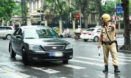 Luật sư nói gì về đề xuất xóa xe biển xanh, biển đỏ?