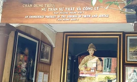 Gỡ bỏ bảng 'phong thần' Nam Phương Hoàng hậu