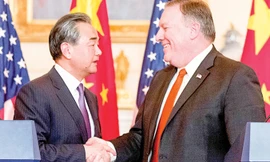 Ngoại trưởng Mỹ Mike Pompeo và Ngoại trưởng Trung Quốc Vương Nghị trong một lần gặp gỡ. Ảnh: AP.