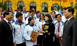 Phó Chủ tịch nước Đặng Thị Ngọc Thịnh trao đổi với 42 giáo viên được tuyên dương trong chương trình Chia sẻ cùng thầy cô năm 2016. Ảnh: Xuân Tùng.