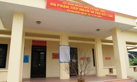 13 giờ 50 phút, các cánh cửa hành chính ở xã Hợp Tiến vẫn đóng im ỉm.