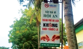 Biển hiệu Hội An - Thành phố du lịch không khói thuốc lá được treo khắp nơi trong địa bàn Thành phố.