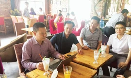 "Bác sĩ" Nguyễn Phương Bắc trong chương trình "Cà phê Khởi nghiệp", hỗ trợ thành lập hội công nghệ thông tin ở Bắc Ninh. Ảnh: Thủy Yên.