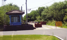 “Tiền đồn cô đơn nhất thế giới” và “Cây cầu một đi không trở lại”. Ảnh: Thu Loan.