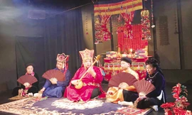 Không gian Then huyền bí ở Paris. Ảnh: Thanh Bách.