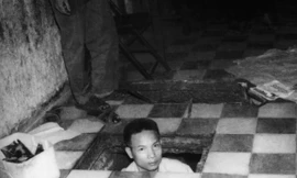 Ông Trần Văn Lai về khui lại căn hầm sau ngày giải phóng. Ảnh: Tư liệu.