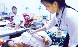 Ân cần thăm hỏi bệnh nhân.