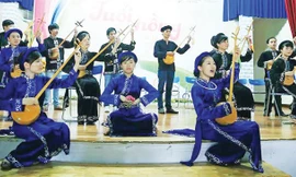 CLB biểu diễn trong Liên hoan Giai điệu Lạc hồng năm 2013.