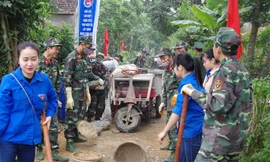 ĐVTN thuộc Binh chủng Công binh và đơn vị kết nghĩa làm đường giao thông nông thôn mới. 