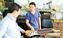 Nghiên cứu chế tạo những cây đàn “độc”.