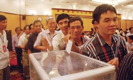 Bỏ phiếu bầu BCH Hội Nhà văn Việt Nam. Ảnh: Xuân Ba.