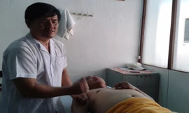 Một người mù đang mát xa cho khách quen