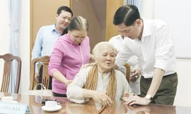 Phó Chủ tịch UBND TPHCM Trần Vĩnh Tuyến tiếp người dân khiếu nại trong dự án khu công nghệ cao (quận 9).