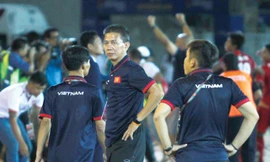 Nỗi thất vọng của HLV Hoàng Anh Tuấn (giữa) sau khi U18 Việt Nam bị loại khỏi giải U18 Đông Nam Á từ vòng bảng. Ảnh: H.L.