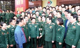 Lãnh đạo Quân ủy T.Ư, Bộ Quốc phòng và lãnh đạo T.Ư Đoàn trò chuyện với các đại biểu dự Đại hội Đoàn toàn quân lần thứ IX, tháng 11/2017. Ảnh: N.S.