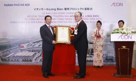 Chủ tịch UBND TP Hà Nội - Nguyễn Thế Thảo trao Bằng công nhận Công trình chào mừng Đại hội Đảng bộ thành phố Hà Nội lần thứ XVI. Ảnh: Như Ý.