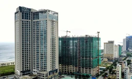 Nhiều dự án Condotel đang mọc lên dọc bãi biển Mỹ Khê, Đà Nẵng). Ảnh: Hồng Vĩnh.